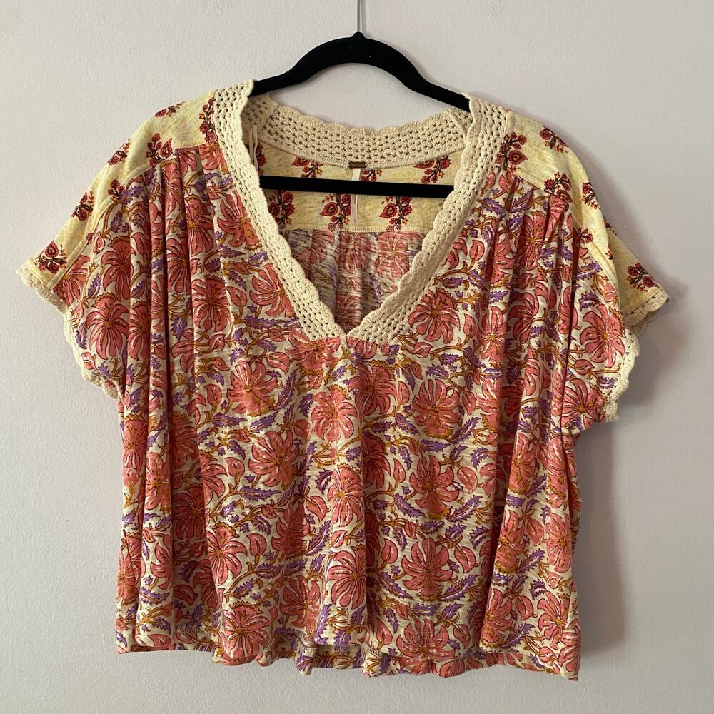 Free People Pink Purple Floral V-neck Shirt Crochet Neckline Women's size Large
